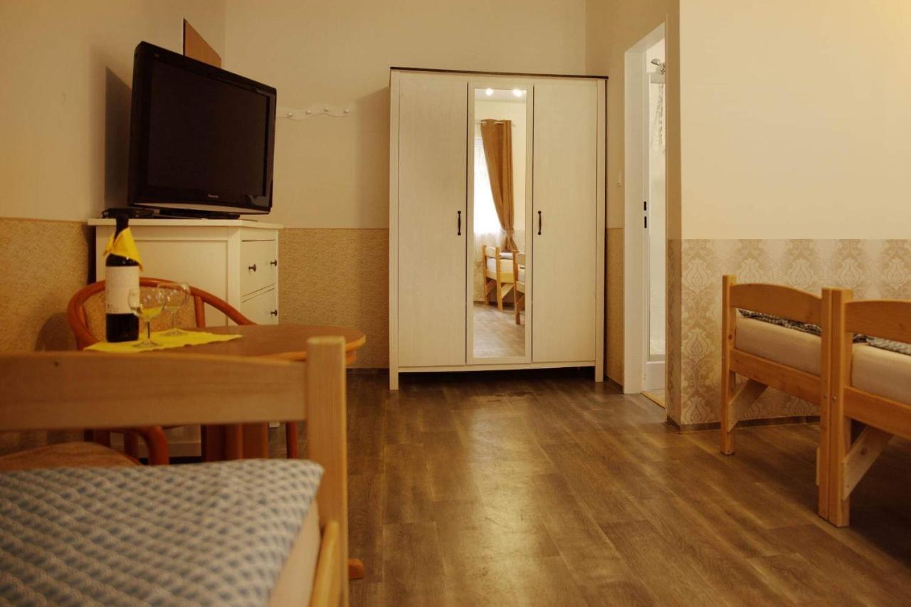 Hotel Penzion U Jezera à Konstantinovy Lázně Extérieur photo
