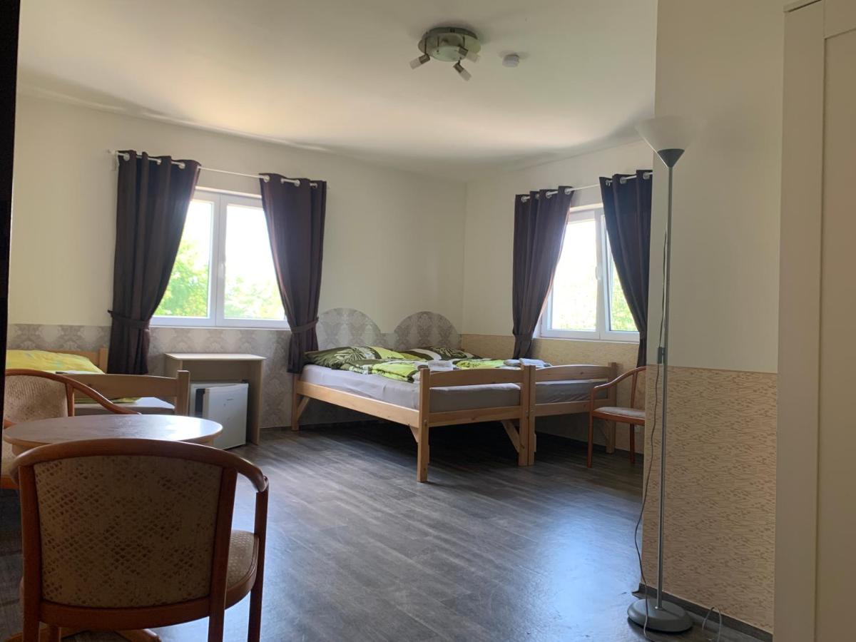 Hotel Penzion U Jezera à Konstantinovy Lázně Extérieur photo